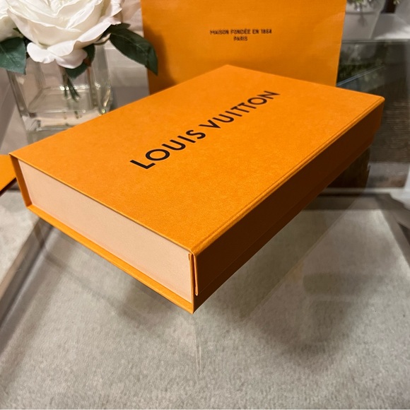 Small Louis Vuitton Magnetic Gift Box Set - Picture 3 of 16